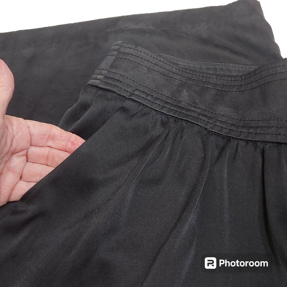 Trina Turk Women's Silk Wide Balloon Parachute Leg  Black Flowing Capri Pants  6 - Picture 6 of 12